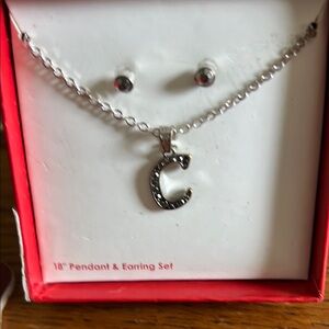 Sparkling Silver Necklace with Rhinestone Pendant